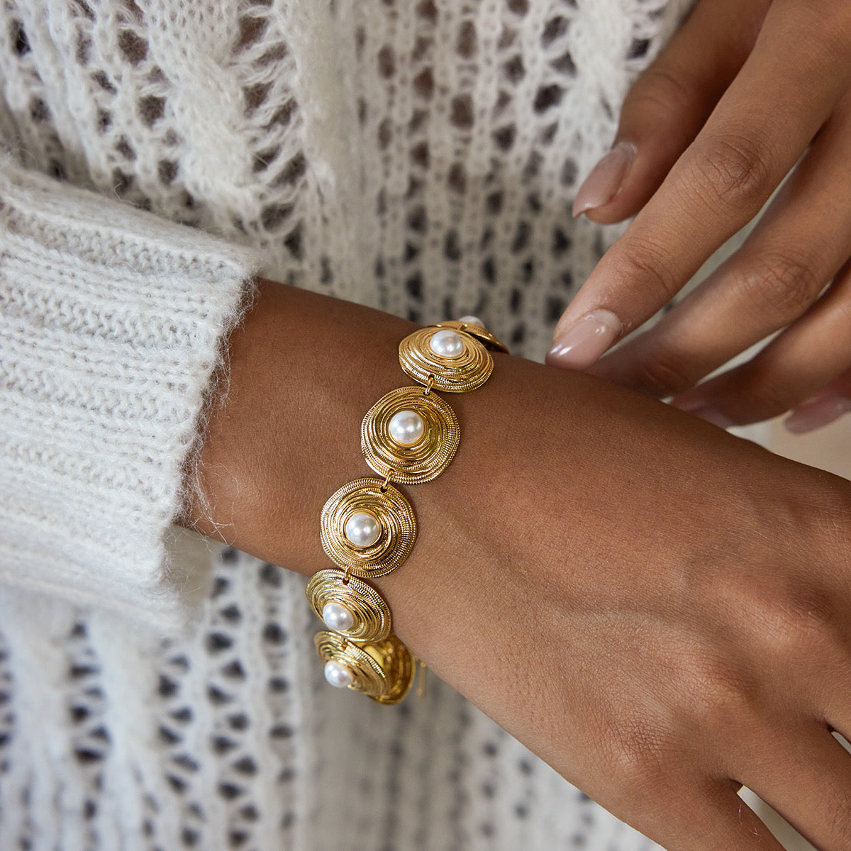 Round Bracelet with High-Gloss Pearls