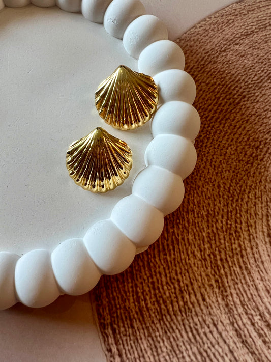 Shell-Shaped Small Gold Earrings