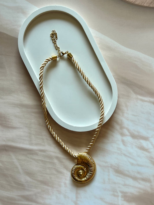 Shell-Shaped Rope Necklace